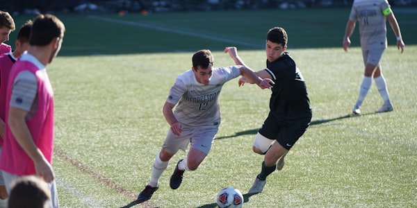 德国中场新星穆西亚拉在比赛中组织进攻