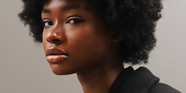 阿根廷球星梅西在比赛中带球突破的精彩瞬间